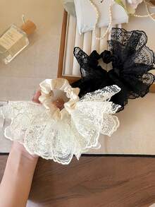 两条饰有缎带的蕾丝网裙摆散发出优雅的法式风情。编织发带搭配精致的花朵发饰，更添点睛之笔。 - 彩色 - 查看 10