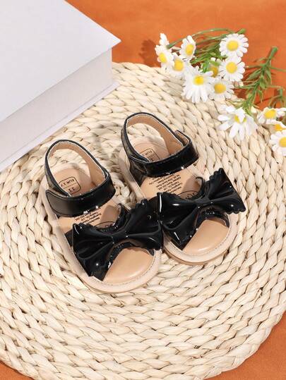 1双女童纯色蝴蝶结PU魔术贴平底露趾防滑透气凉鞋，幼儿学步鞋，适合春夏季穿着