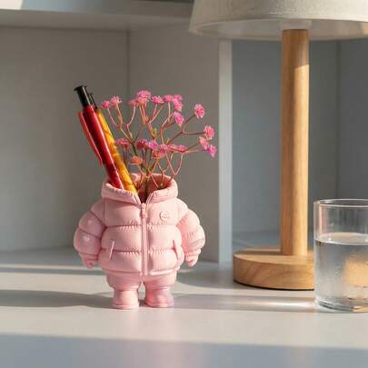 3D打印羽绒服造型桌面收纳盒，可作笔筒、干花花瓶使用。不可盛装液体。逼真有趣的羽绒服造型，为您的办公桌增添氛围。