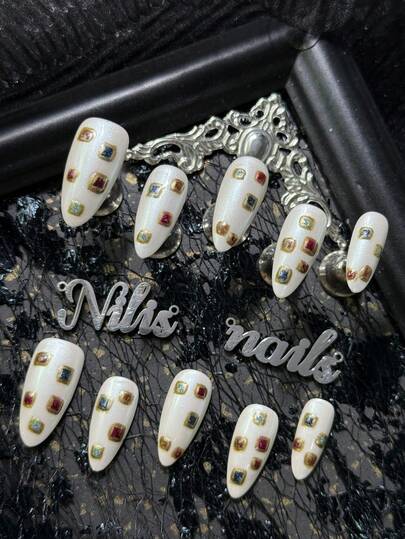 10片装手工全覆盖杏仁形亚克力美甲套装，白色甲片，白色猫眼图案，手绘复古红、蓝、绿等低饱和度色块填充金色边框，形成丰富的色彩层次，Y2K风格美甲套装。亚克力美甲用品适合女性和女孩，可用于节日、日常、生活、工作、聚会等各种场合。套装包含1个迷你指甲锉和1张双面胶标签。