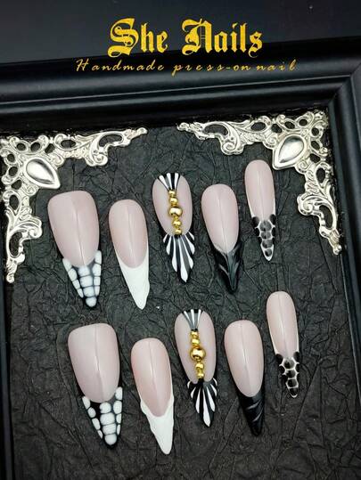 أظافر بطبعات زيبرا وفهد بطراز باروك Y2K غربي لامع، مع 10 قطع من أطراف الأظافر الفرنسية، أظافر بيضاء وسوداء طويلة بشكل إبرة، أكريليك مضغوط، نقش ثلاثي الأبعاد بتصميم متموج وحبوب ذهبية ودوائر ذهبية وألماس، طراز فرنسي Y2K جوتيك، مناسبة للاستخدام في السنة الجديدة والاستخدام اليومي، مع ملصقات جل وملف أظافر مجاني.