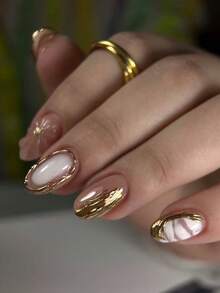 10片手工制作的杏仁形白色鳄鱼纹假指甲，饰以金色线条和波浪图案。采用手工绘制的白色鳄鱼纹渐变效果、金色珠子和3D贝壳波浪纹理。优雅、浪漫、简约风格的按压式美甲，奢华性感。适合日常佩戴、约会、演出和轻度商务场合。是送给女性和女孩的绝佳礼物。 - 彩色 - 查看 2