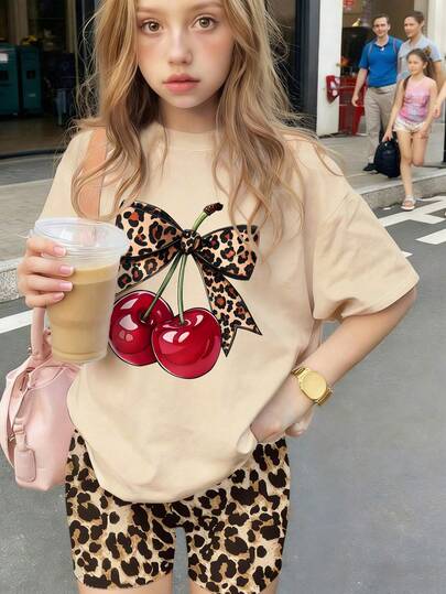 Bộ 2 món áo ngắn tay dáng rộng cho bé gái, in họa tiết da báo và quả anh đào, phối cùng quần legging họa tiết da báo, trang phục mùa hè thời trang.