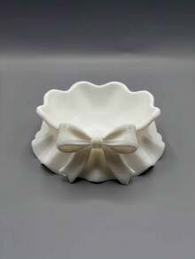 一款白色塑料托盘，采用3D打印褶皱蝴蝶结设计，适用于家居收纳、书桌、办公桌、主题派对、汽车装饰，以及作为圣诞节、感恩节、情人节、复活节和生日礼物，也可作珠宝托盘。 - 白色 - 查看 4