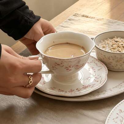 一套花卉陶瓷杯碟，釉下花卉图案，波浪形杯沿设计，符合人体工学的弧形手柄，光泽耐用的釉面，适合万圣节派对茶饮、圣诞节热可可、日常下午茶、民宿装饰、节日礼物，优雅的法式风格，适合欧美家居装饰爱好者、北美咖啡爱好者、欧洲下午茶爱好者、海外礼品店、家居博主，散发着柔和的氛围，兼具法式优雅与实用性。