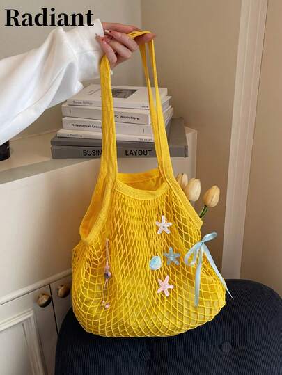 Mẫu túi mùa hè mới năm 2026 này có thiết kế lưới đeo vai rộng rãi, thoải mái với chất liệu lưới đan, được trang trí bằng hình sao biển và vỏ sò. Hoàn hảo cho việc đi làm, mua sắm, đi nghỉ mát ở biển, làm quà tặng, hẹn hò hoặc phối cùng váy đầm.