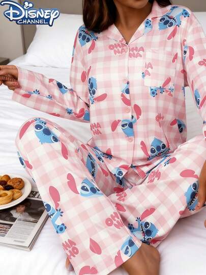 Disney Bộ đồ ngủ nữ 2 món in hình hoạt hình Stitch dễ thương, gồm 1 áo dài tay cổ bẻ in họa tiết toàn thân và 1 quần dài, kiểu dáng rộng rãi thoải mái, thích hợp cho mùa xuân, hè và thu.