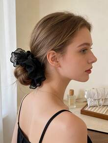 两条饰有缎带的蕾丝网裙摆散发出优雅的法式风情。编织发带搭配精致的花朵发饰，更添点睛之笔。 - 彩色 - 查看 3