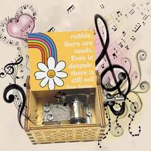 Hộp nhạc gỗ quay tay - Thiết kế hoa cúc cầu vồng "Ngay cả trong đống đổ nát, vẫn có hạt giống", phát bài hát "You Are My Sunshine", không cần pin, món quà hoàn hảo để động viên và lan tỏa sự tích cực. - Hộp nhạc Daisy - Xem 2