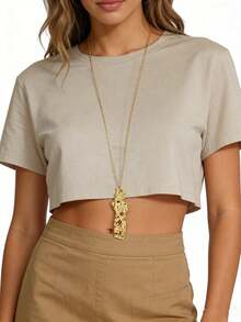 1件18K镀金不锈钢几何浮雕镂空设计复古硬币吊坠长项链，轻盈奢华时尚，适合日常佩戴、约会和聚会。 - 金色 - 查看 2