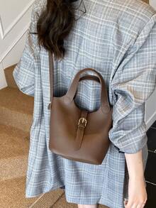 This Fashionable New Handbag Features A Minimalist Multi-Purpose Design, With Metal Buckle Accents. The Adjustable Shoulder Strap Adds A Modern, Stylish Touch, Making It Very Suitable For Shopping And Travel. It Is Lightweight And Spacious, With Ample Storage Space. - Brown - View 4