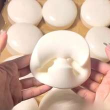 超柔软牛奶酸奶蛋糕慢回弹减压挤压玩具，面包块酸奶蛋糕，面包挤压玩具柔软减压慢回弹感官减压玩具，适合成人放松礼物，柔软可爱玩具，缓解焦虑，减压玩具，节日、生日、圣诞节和派对的完美礼物。 - 白色 - 查看 5