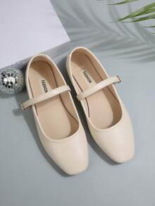 女士黑色搭扣装饰简约芭蕾平底鞋，时尚优雅的玛丽珍鞋，适合春、秋、冬四季穿着。柔软鞋底设计提升足部舒适度。简约清新的风格，适合工作、学生、休闲、旅行、正式场合等各种场合。经典百搭，柔软舒适，带来卓越体验。 - 米色 - 查看 3