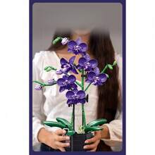 600+块花卉主题积木：DIY拼装积木，可拼成永生花、紫色兰花+花瓶，3D立体拼装玩具，形状多样，色彩丰富。是花卉爱好者和初学者的理想之选。培养耐心，激发多元兴趣。适合办公室装饰、生日礼物和日常馈赠。 - 創意永生花 - 查看 3