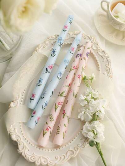 Bougies fines élégantes de forme florale, bougies piliers hautes avec motifs imprimés en soie de tulipes et de violettes. Convient pour la maison, les dîners, la décoration de mariage, les anniversaires, les cadeaux de remise de diplômes