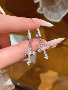 1 par de pendientes de aro con cruz incrustados de brillantes, elegantes y versátiles, de estilo de nicho de lujo para mujeres - Plateado - Ver 2