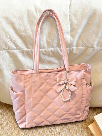 Este bolso de hombro de unicolor de gran capacidad y diseño de moda clásico presenta un diseño de doble asa, artesanía acolchada y un colgante de perla falsa con forma de mariposa, lo que lo hace ligero y fácil de llevar. También se puede usar como billetera de mujer, bolsa de lona para la universidad y bolso casual de mujer. Es muy adecuado para diversas ocasiones, como viajes al aire libre en verano, picnics, compras, etc. , Rosa