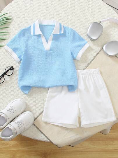 Bộ 2 món áo thun và quần short thường ngày cho bé trai, áo thun cổ chữ V tay ngắn phối màu tương phản và quần short trắng, thích hợp cho mùa hè.