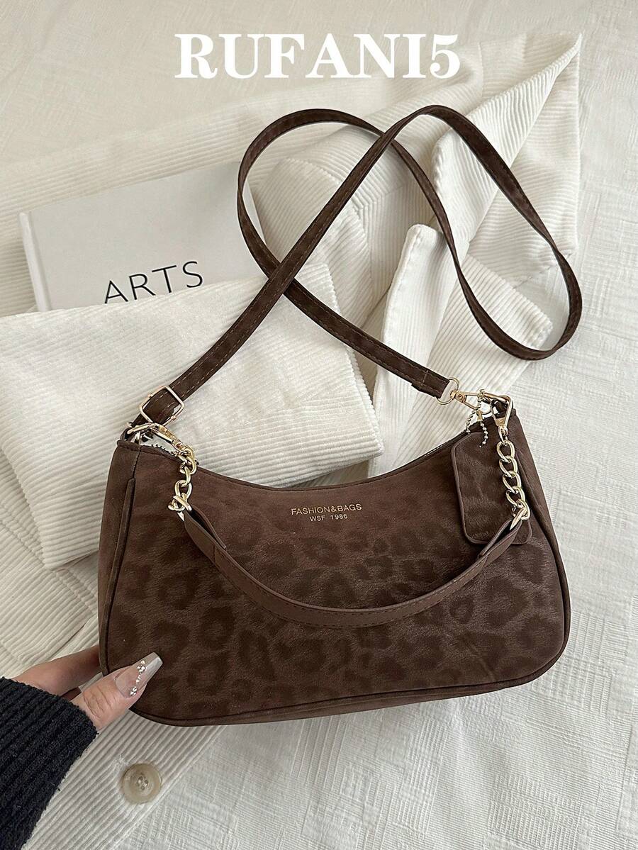 时尚纯色字母百搭简约腋下女士斜挎包优雅链条单肩包，适合购物、携带钱包、年轻女性、大学生、职场新人、白领人士。非常适合办公室、大学、工作、商务、通勤、户外活动、旅行和郊游等场合。