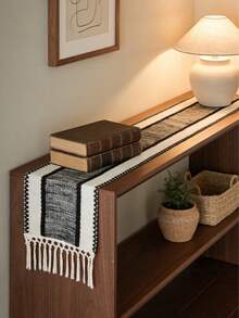 Khăn trải bàn sọc đen phong cách Boho: Được dệt thủ công với tua rua, phù hợp với bàn ăn mùa xuân, bàn cà phê tròn và trang trí theo phong cách nhà nông thôn, hoàn hảo cho tiệc cưới, tiệc ngoài trời và trang trí ngày Valentine. Thiết kế hình chữ nhật phù hợp với trang trí nhà cửa và phòng ăn, có thể dùng làm vật trang trí trung tâm bàn ăn nhà bếp, phụ kiện trang trí bàn và trang trí nhà nông thôn mộc mạc. Chất liệu dệt đẹp mắt, bền chắc. - màu đen - Xem 2