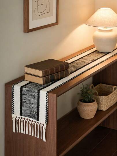 ผ้าปูโต๊ะลายทางสีดำสไตล์โบโฮ: ทอมือพร้อมพู่ เหมาะสำหรับโต๊ะรับประทานอาหารในฤดูใบไม้ผลิ โต๊ะกาแฟทรงกลม และการตกแต่งบ้านไร่ เหมาะสำหรับงานเลี้ยงต้อนรับงานแต่งงาน ปาร์ตี้กลางแจ้ง และของตกแต่งวันวาเลนไทน์ การออกแบบสี่เหลี่ยมผืนผ้าเหมาะกับการตกแต่งบ้านและห้องรับประทานอาหาร สามารถใช้เป็นของตกแต่งโต๊ะรับประทานอาหารในครัว เครื่องประดับบนโต๊ะ และของตกแต่งบ้านไร่สไตล์ชนบท ผ้าทอสวยงาม ทนทาน