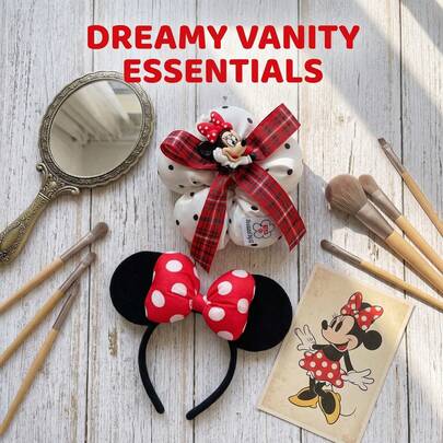 Disney 两件套发饰套装 - 红色格子和纯红色花朵发圈，配有吊坠；经典红色波点蝴蝶结耳箍；可爱卡通发饰，适合女孩和女士，是旅行、生日派对和日常佩戴的完美之选。