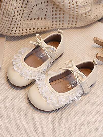 زوج من أحذية البنات ذات الفيونكة والدانتيل، أحذية مدرسية ذات نعل ناعم وقابلة للتنفس