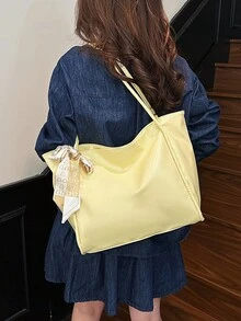 这款早春新款女士手提包采用时尚的浅黄色，并附赠一条优雅的丝巾作为点缀。包身采用光泽感十足的PU材质，轻便大容量，是购物出行的理想之选。它配有精致的磁扣，多功能可折叠设计，并采用耐用防水的PU材质。无论是送礼、购物、约会、通勤、摄影还是度假，都是您的理想之选。 - 黃色 - 查看 4