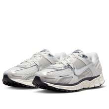 (WMNS) Nike Air Zoom Vomero 5 'Photon Dust Metallic Silver' - 彩色 - 查看 2