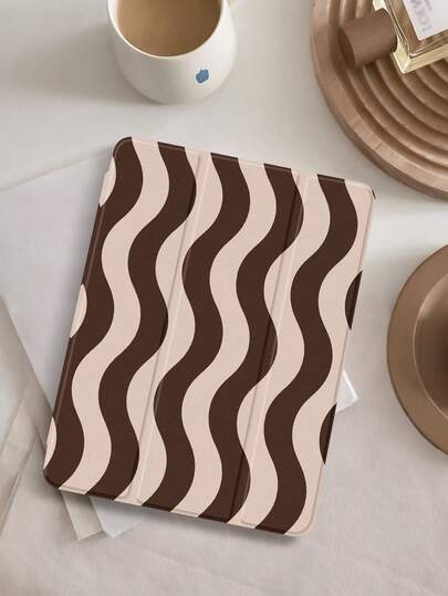 1个提拉米苏色可爱弧形条纹图案扁平保护套，兼容iPad 10.2英寸（2021/2020款，第十/九/八代，A16芯片）、11英寸（第十一代，2025款）、三星Galaxy Tab A8 10.5英寸（2022款），平板电脑保护套带笔槽，支持自动睡眠/唤醒功能。