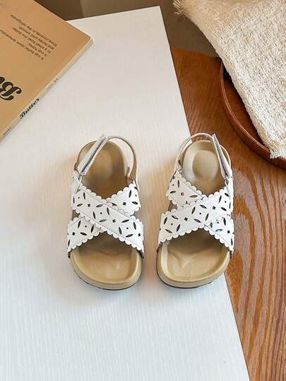 1双女童白色镂空蕾丝交叉凉鞋，软底防滑学生鞋