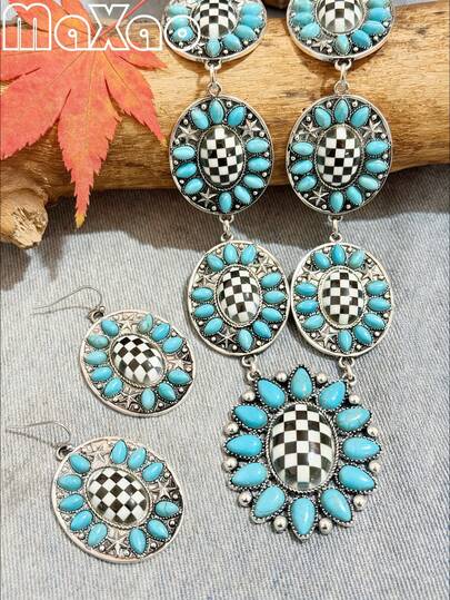 这款复古绿松石格纹项链耳环套装，以做旧银色为底，椭圆形吊坠饰以黑白格纹元素，周围环绕着水滴形仿绿松石、复古五角星和串珠点缀。项链由多个小吊坠串联而成，最终汇聚于一个较大的主吊坠；耳环则采用相同的小吊坠设计，共同打造出一套完整的复古撞色配饰。