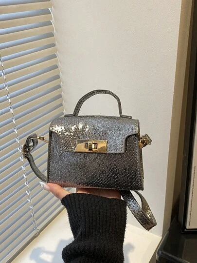 2026春季新款可锁链条斜挎方包，韩版纯色设计，时尚通勤包。