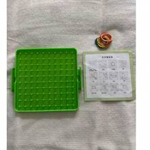 1个小学数学钉板，适用于1-2年级几何图形教学，平面钉板，多功能钉板，可识别对称图形，认识圆与角的关系，用圆形钉子组成时间，识别时间，更多趣味方式激发想象力和创造力，无异味材质，双层收纳槽，橡皮筋不易丢失，圆角设计不伤手。[包含10根橡皮筋和使用说明书]，钉板图案和橡皮筋颜色随机。 - 多種 - 查看 16