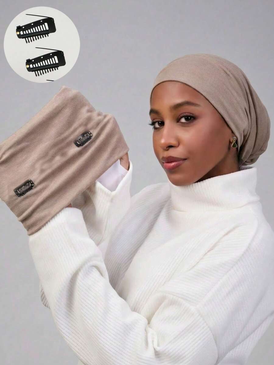 1 chiếc mũ lưỡi trai hai lớp màu trơn dành cho nữ kèm 2 kẹp chống trượt và khăn quàng cổ có thể điều chỉnh.