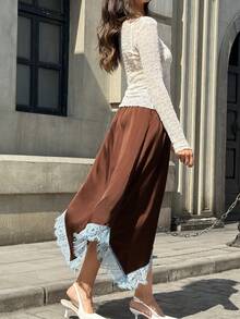 Falda fluida de satén de largo medio con dobladillo asimétrico y ribete de encaje para mujeres, primavera/verano - Marrón - Ver 5