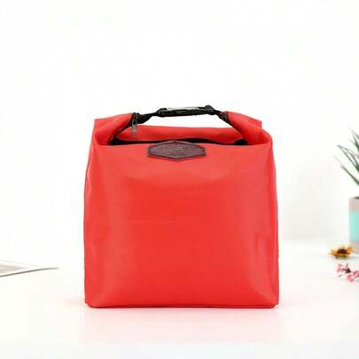 1个纯红色保温午餐袋，采用耐用尼龙材质，配有加固提手和拉链，大容量可重复使用食品袋，适合办公室、学校、通勤和户外野餐，男女通用便携式食品收纳袋。