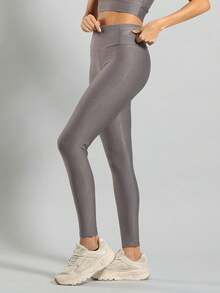 FITNATION Conjunto Legging com bolso no cós + Top cropped alongado em tecido micro canelado com BRILHO e ALTA elasticidade e sustentação - Cinza - Visão 4