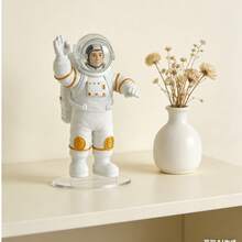 桌上的宇航员挥手致意，台灯温暖的光芒和书页交相辉映，这是宇宙与日常生活的一次温柔邂逅。 - 1PC - 查看 3