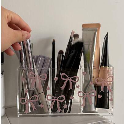 粉色蝴蝶结亚克力化妆刷收纳盒，化妆刷收纳盒，浴室梳妆台桌面整理架，适用于厨房、卧室、客厅、浴室，是馈赠亲友的绝佳礼物，可用作化妆包、化妆品收纳盒、洗漱包、桌面收纳盒、房间装饰。