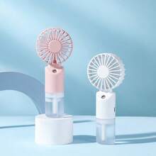 Mini ventilador de mano con pulverización, ventilador eléctrico portátil, ajustable a 2 velocidades, batería de 500mAh, ventilador de escritorio para el verano, humidificación y refrigeración, adecuado para interiores/exteriores, campamento, estudiante, recargable - Soporte de Mano - Ver 7