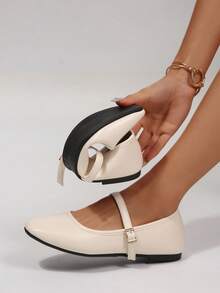 女士黑色搭扣装饰简约芭蕾平底鞋，时尚优雅的玛丽珍鞋，适合春、秋、冬四季穿着。柔软鞋底设计提升足部舒适度。简约清新的风格，适合工作、学生、休闲、旅行、正式场合等各种场合。经典百搭，柔软舒适，带来卓越体验。 - 米色 - 查看 6