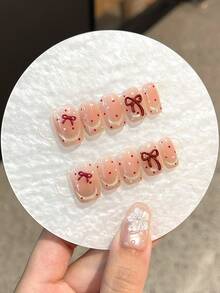 Conjunto de 10 unhas postiças quadradas feitas à mão com laço tridimensional, olho de gato vermelho com bolinhas e francesinha. Ideal para mulheres e meninas usarem no dia a dia, em festas e encontros. Acompanha cola em gel e tiras de polimento como brinde para quem gosta de unhas postiças. - Multicolorido - Ver 7