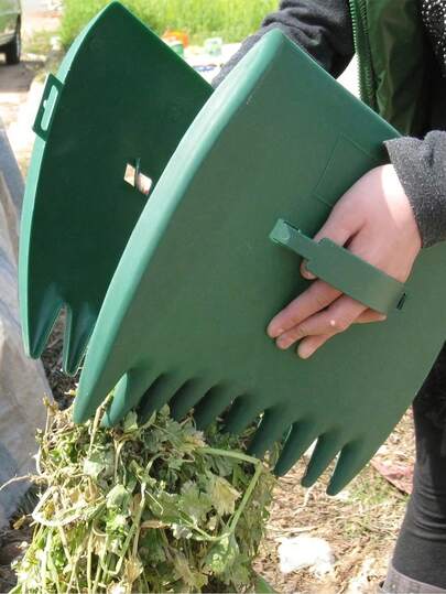 轻便耐用的落叶耙 - 非常适合收集落叶、铺撒覆盖物，适用于花园、草坪、庭院、户外露营、灌木丛、草地、土壤耕作和覆盖物铺撒。轻便的塑料耙，适用于园艺和庭院清洁，园艺挖掘工具，园艺用品，家庭日常园艺工具