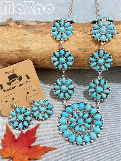 复古欧美绿松石花朵首饰套装，包括项链和耳环，采用古银色底色，饰以经典的“向日葵”镶嵌工艺，将水滴形和圆形仿绿松石巧妙融合，构成花朵造型；项链由多层小花组成，与超大主花吊坠相连，层次丰富；耳环也采用与之相呼应的小花设计，与项链组成一套完整的首饰，散发着复古狂野的西部风情。