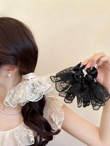两条饰有缎带的蕾丝网裙摆散发出优雅的法式风情。编织发带搭配精致的花朵发饰，更添点睛之笔。 - 彩色 - 查看 1