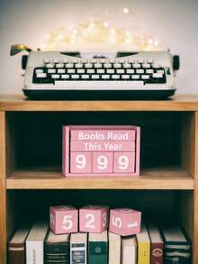Este adorable contador de lectura de madera rosa es el regalo perfecto para los amantes de los libros. Simplemente actualiza los bloques numéricos de tres dígitos para hacer un seguimiento del volumen de lectura del año. Un accesorio de escritorio con estilo, agrega una atmósfera cálida a cualquier entorno del hogar u oficina, mientras hace que tus objetivos de lectura estén claros de un vistazo. Ligero y portátil, es un excelente regalo para los ávidos lectores. - Estilo A - Ver 5