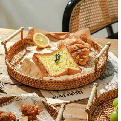 Khay đựng đồ bằng mây đan thủ công, thích hợp để cất giữ, sắp xếp, trưng bày, trang trí, thông gió và chống ẩm, dễ mang theo, phù hợp cho gia đình, phòng khách, phòng ngủ, phòng ăn, phòng học, nhà nghỉ, quán cà phê và các không gian khác. Có thể có sự khác biệt nhỏ về màu sắc.