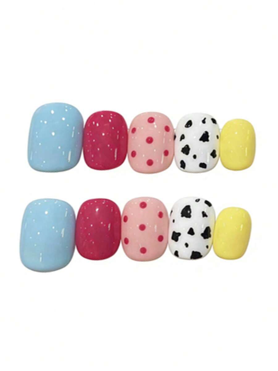 10片装，名为“星光斑斓迷雾”。这款美甲完美融合了乳蓝色、亮红色、柔粉色、奶油白色和阳光黄色，点缀其间的圆点和奶牛纹细节如同灵动的星辰般跃然于对比鲜明的底色之上，打造出梦幻般的高级时尚造型。 - 彩色 - 查看 1