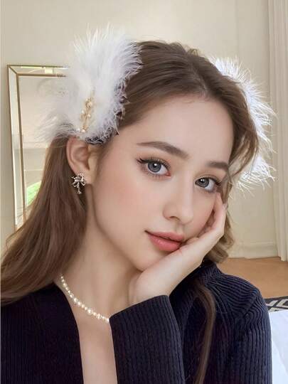 2个/套 女士白色蓬松羽毛发夹，适合日常佩戴、送礼、派对、演出及各种场合，是四季皆宜的理想发饰。
